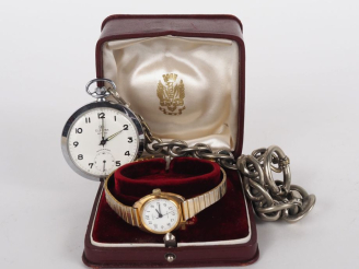 Vente aux enchères Ensemble comprenant :  - une montre de gousset de marque Electra en mé