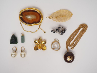 Vente aux enchères Ensemble de bijoux fantaisie comprenant : - Broche ornée d'une agate -