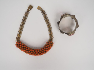 Vente aux enchères Collier fin XIXème - début Xxème en métal doré et perles de corail. L.