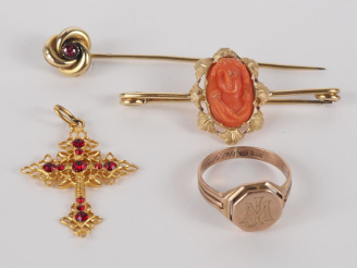 Vente aux enchères Ensemble comprenant :  - une broche barrette en plaqué or, ornée en so