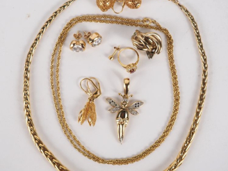 Vente aux enchères Ensemble de bijoux en plaqué or ou métal doré. Comprenant :  - une pai
