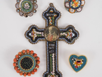 Vente aux enchères Ensemble comprenant : un crucifix et trois différentes broches en méta