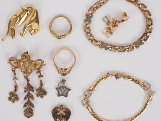 Vente aux enchères Ensemble de bijoux fantaisie comprenant :  - Deux différents bracelets