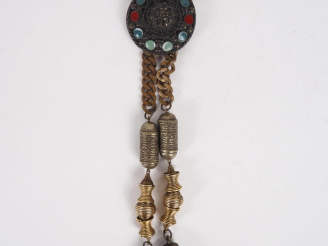 Vente aux enchères Jean Paul GAULTIER. Collier de style ethnique. (Fermoir cassé).
