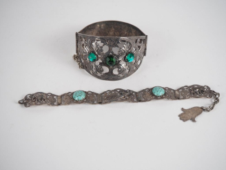 Vente aux enchères Bracelet oriental en métal argenté ou argent bas titre à décor de sabr