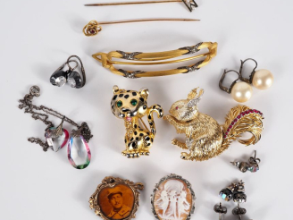 Vente aux enchères Ensemble de bijoux fantaisie comprenant :  - 2 broches zoomorphes - Un