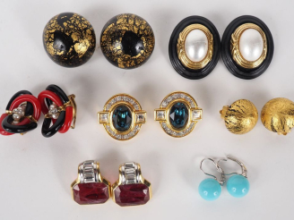 Vente aux enchères Ensemble de bijoux fantaisie comprenant 7 différentes paires de clips 