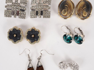Vente aux enchères Ensemble de bijoux fantaisie comprenant 6 différentes paires de clips 