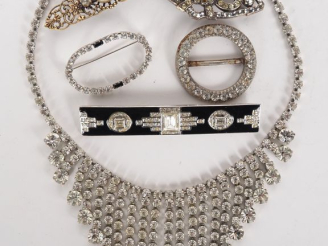 Vente aux enchères Ensemble de bijoux fantaisie comprenant 5 broches et 1 collier draperi
