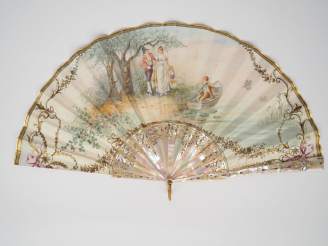 Vente aux enchères Eventail de style Directoire en nacre à décor d'un paysage lacustre an