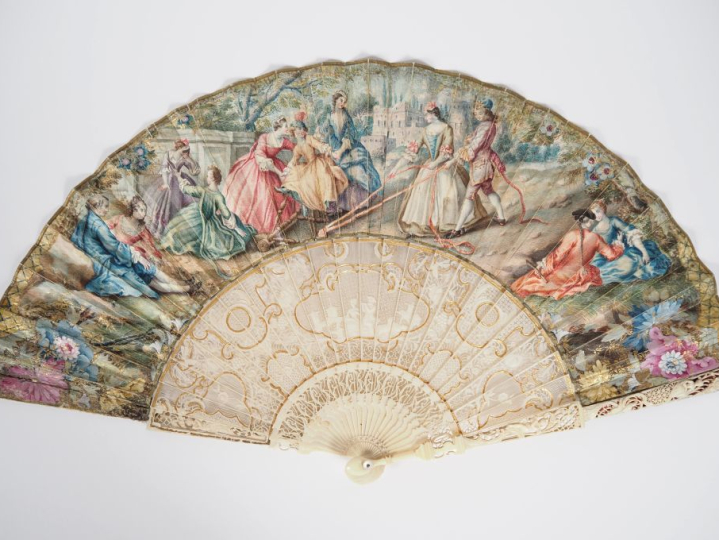 Eventail Plein vol de style Louis XV à 22 brins + 2 MB. Monture en ivo