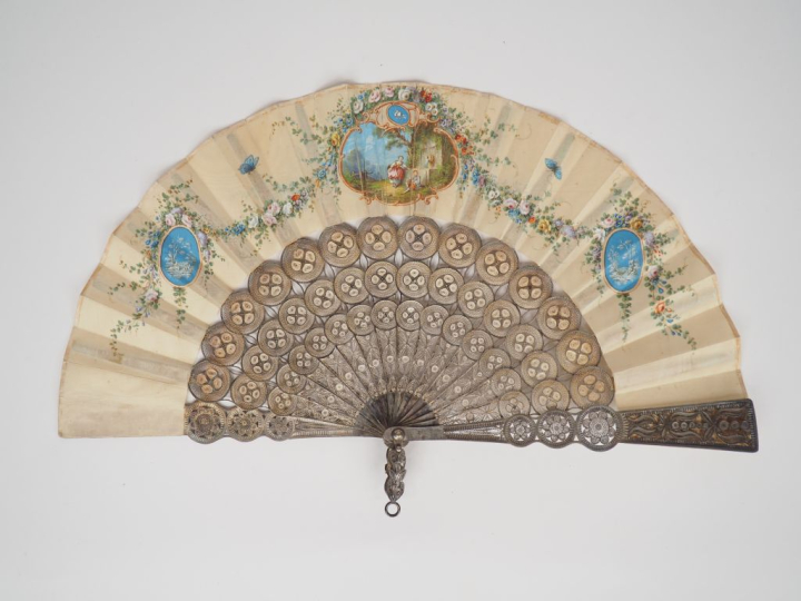 Eventail de style Louis XVI en argent filigrané à décor ajouré de fleu