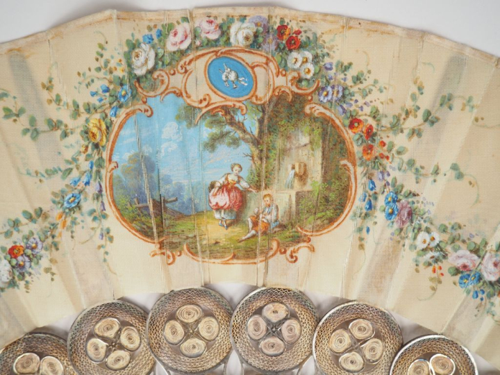 Eventail de style Louis XVI en argent filigrané à décor ajouré de fleu