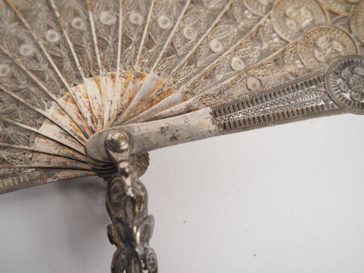 Eventail de style Louis XVI en argent filigrané à décor ajouré de fleu