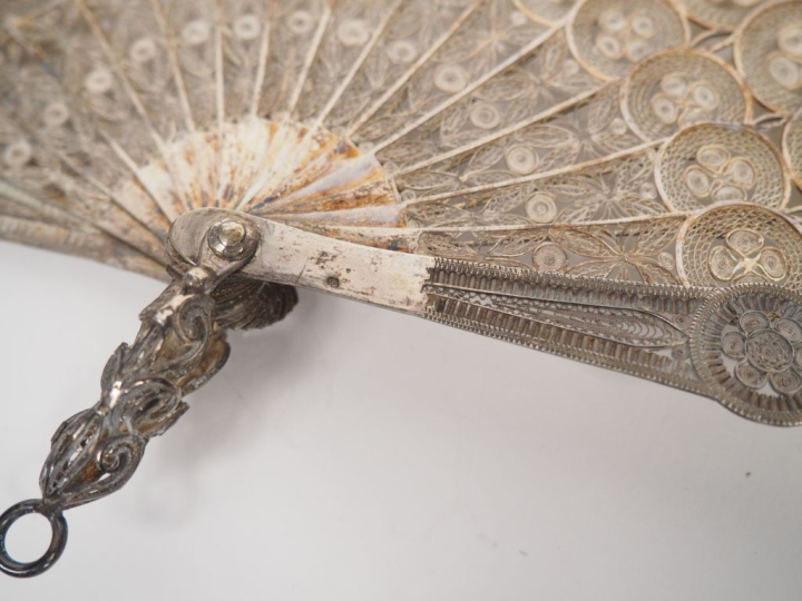 Eventail de style Louis XVI en argent filigrané à décor ajouré de fleu