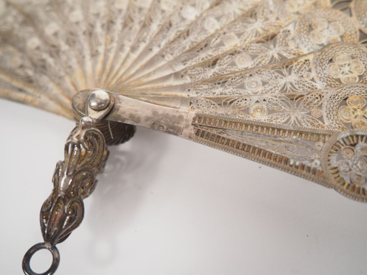 Eventail de style Louis XVI en argent filigrané à décor ajouré de fleu