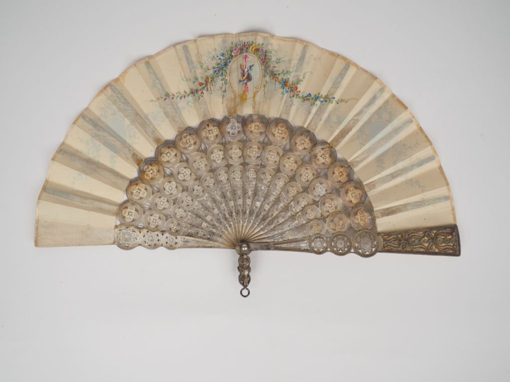 Eventail de style Louis XVI en argent filigrané à décor ajouré de fleu