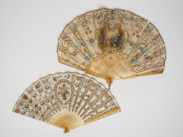 Eventail de style Louis XVI en corne blonde, textile et perles à décor