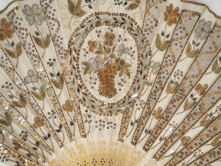 Eventail de style Louis XVI en corne blonde, textile et perles à décor