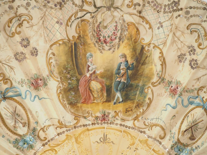 Eventail de style Louis XVI en corne blonde, textile et perles à décor