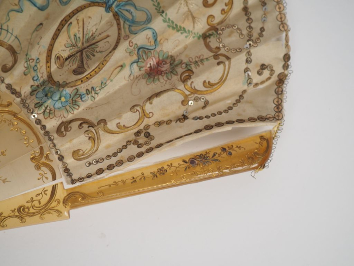 Eventail de style Louis XVI en corne blonde, textile et perles à décor