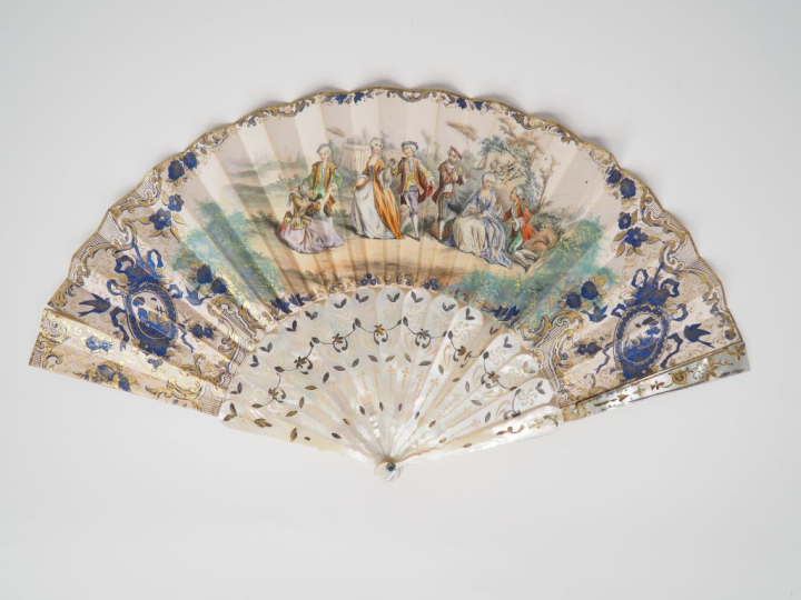 Eventail XIXème de style Louis XVI en nacre à décor d'une scène galant