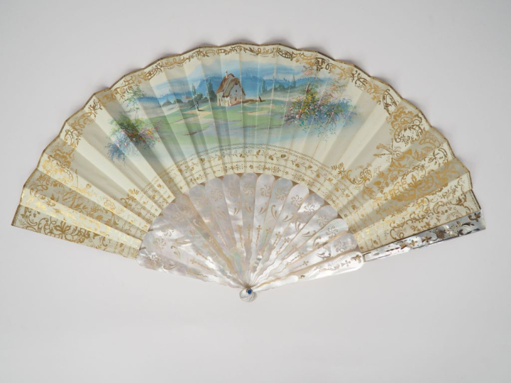 Eventail XIXème de style Louis XVI en nacre à décor d'une scène galant