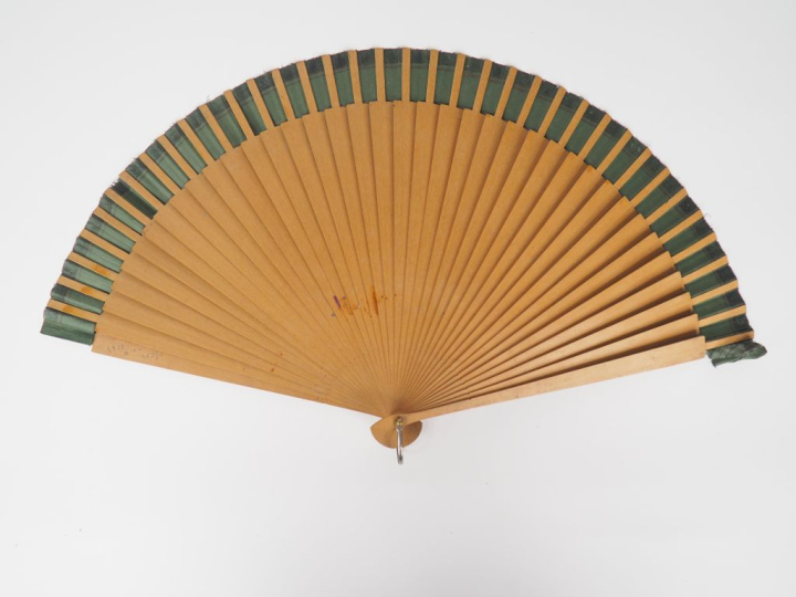 Eventail 1900 en bois à décor d'andalouse. L. 24,5 cm.
