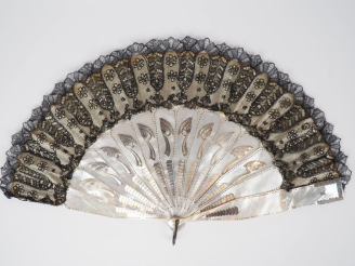 Vente aux enchères Eventail Art Déco en nacre soie et dentelle noir à décor de motifs géo