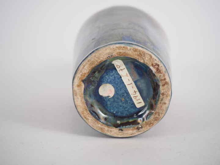 Vase Art Déco en céramique argentée et verre.  H. 18,5 cm