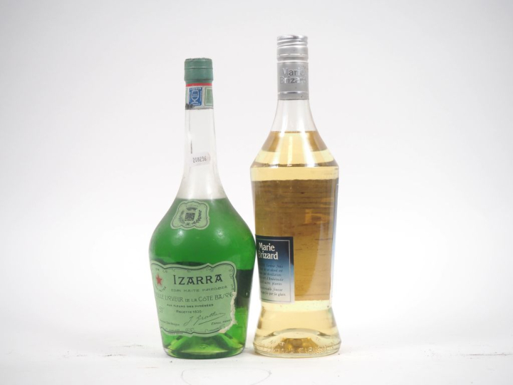 2 BOUTEILLES : 1 VIEILLE LIQUEUR IZARRA VERTE - 1 MARIE BRIZARD