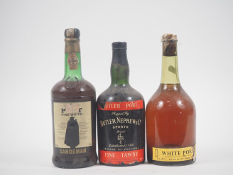 Vente aux enchères 3 VIEILLES BOUTEILLES PORTO : 1 SANDEMAN BLANC - 1 BUTLER UNION ROUGE 