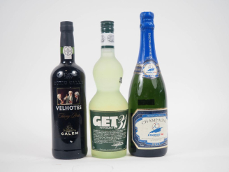 Vente aux enchères 3 BOUTEILLES : 1 PORTO CALHEM - 1 GET 31 - 1 CHAMPAGNE France 98