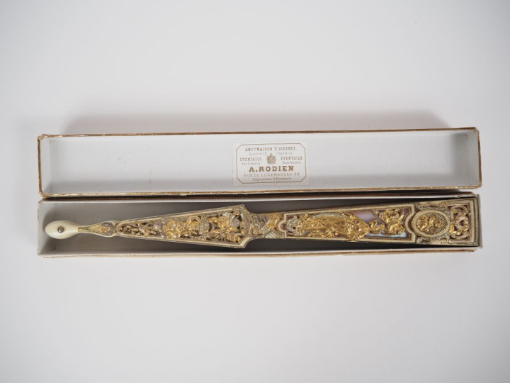 Eventail XIXème circa 1850. 12 brins + 2 MB. Monture en ivoire finemen
