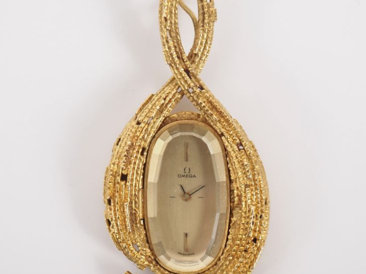 OMEGA / Andrew GRIMA Pendentif mouvementé en or jaune 750 en forme de 