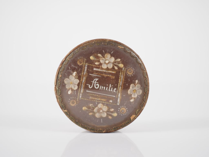 Boite Restauration en verre et carton mâché "Amitié".  Diam. 6,5 cm