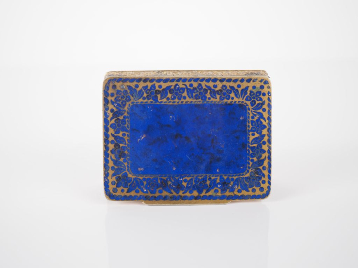 Boite à cigarettes 1900 en métal doré et émail bleu nuit, à décor de f