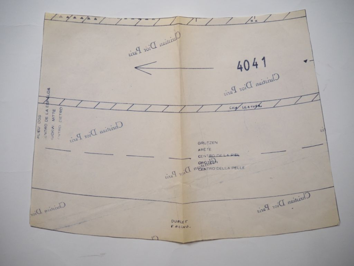 Christian DIOR Ensemble comprenant huit patrons de couture :  - VISON 