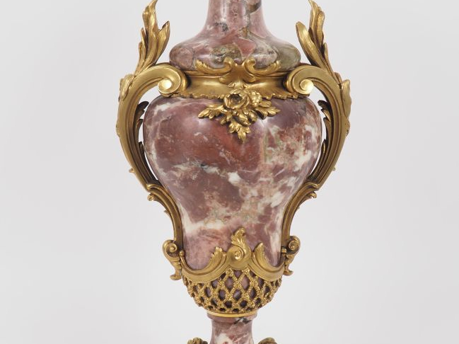 Urne Napoléon III de style Rocaille en marbre mauve, très belle montur