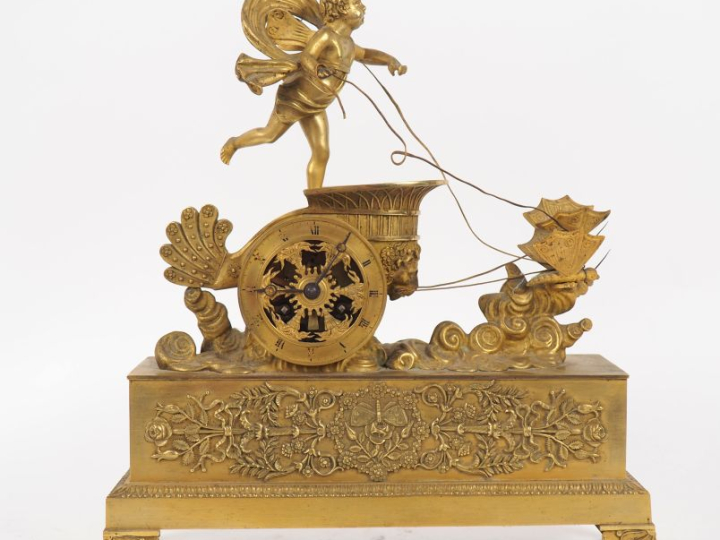 Pendule de cheminée XIXème en bronze doré, figurant le char de l'amour