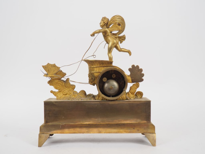 Pendule de cheminée XIXème en bronze doré, figurant le char de l'amour