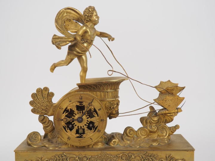Pendule de cheminée XIXème en bronze doré, figurant le char de l'amour