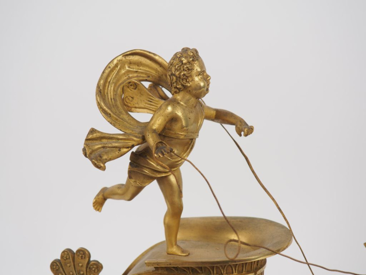 Pendule de cheminée XIXème en bronze doré, figurant le char de l'amour