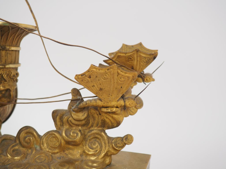 Pendule de cheminée XIXème en bronze doré, figurant le char de l'amour