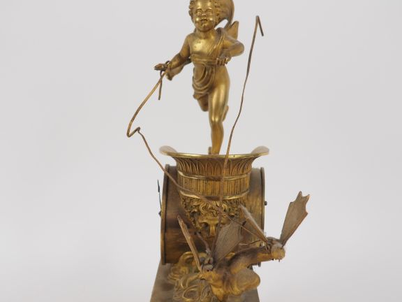 Pendule de cheminée XIXème en bronze doré, figurant le char de l'amour
