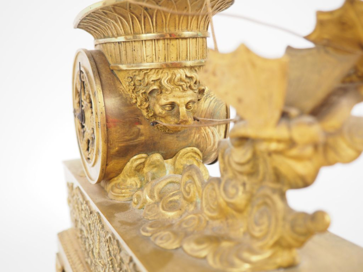 Pendule de cheminée XIXème en bronze doré, figurant le char de l'amour