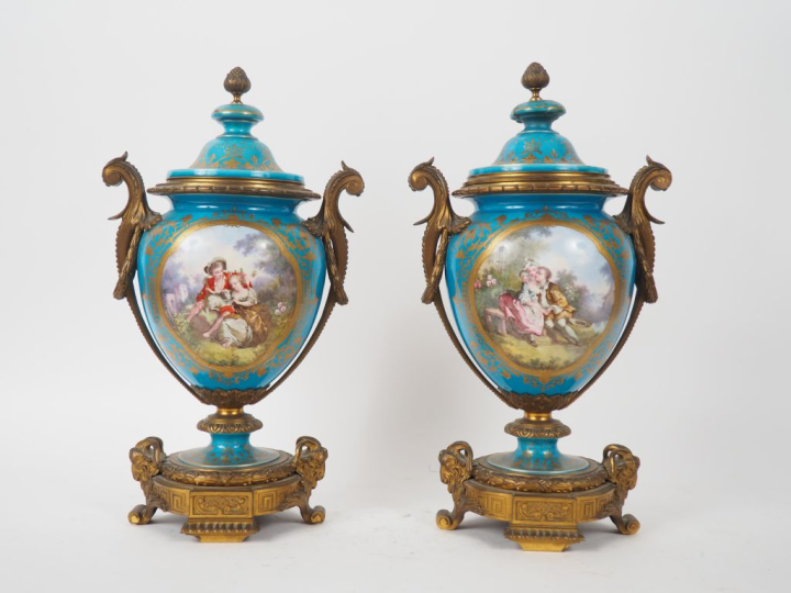 SEVRES. (?) Paire de vases en porcelaine de style Louis XVI, à décor d