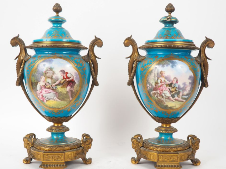 SEVRES. (?) Paire de vases en porcelaine de style Louis XVI, à décor d