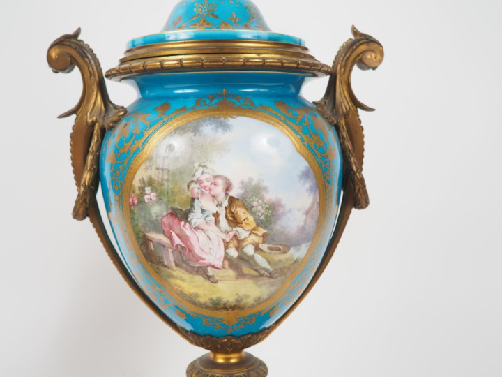 SEVRES. (?) Paire de vases en porcelaine de style Louis XVI, à décor d
