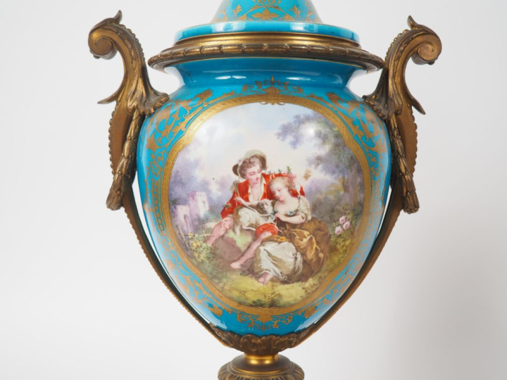 SEVRES. (?) Paire de vases en porcelaine de style Louis XVI, à décor d